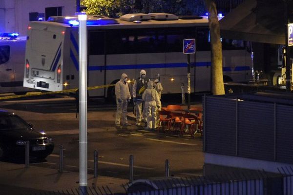 Des experts judiciaires inspectent le lieu d'une attaque à l'extérieur du Stade de France à Saint-Denis, très tôt le 14 novembre. 