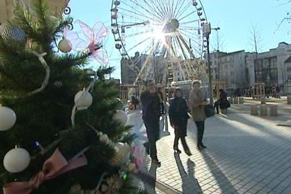 Un beau soleil et des flâneurs : les boutiques sont ouvertes le dimanche et animent le centre-ville avant Noël