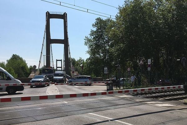 A Vernaison, le passage à niveau bloqué en position fermé cause de bouchons ... 23/8/18