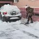 Une habitante déneige autour de sa voiture à Lutter (Haut-Rhin), vendredi 22 novembre.