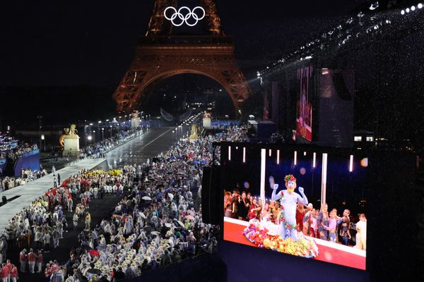 Les délégations olympiques arrivent au Trocadéro pendant que les spectateurs regardent la performance du chanteur Philippe Katerine lors de la cérémonie d'ouverture des JO de Paris le 26 juillet 2024