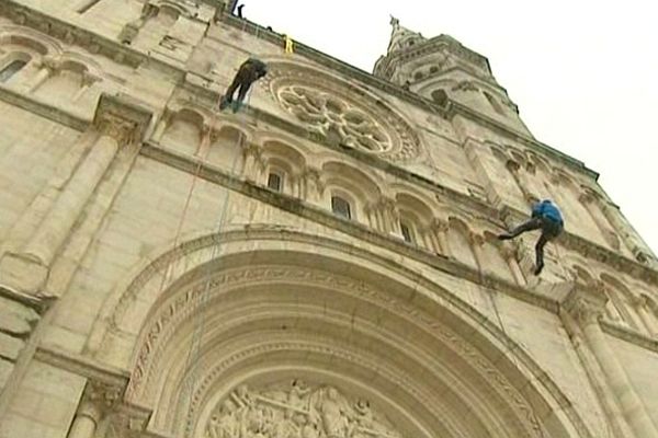 Des membres du Club alpin français ont descendu en rappel la façade de l'église Saint-Pierre, à Mâcon