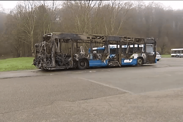 La carcasse du bus de Valentigney