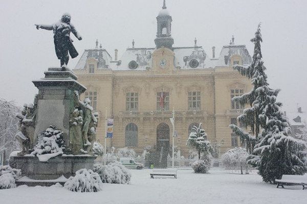 La statue de Danton devant la mairie va prendre froid