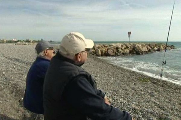 A Cagnes-sur-Mer la pêche à la ligne sur les digues et le bord de mer est interdite toute l'année depuis 2011