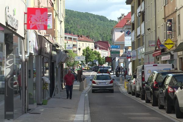 Dans le centre-ville de Saint-Claude, dans le Jura, les vitrines vides se sont multipliées ces dernières années