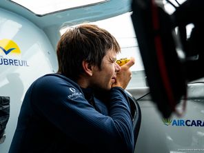 Sébastien Simon, skipper du Groupe Dubreuil, le 1er août 2023 au large des Sables d'Olonne