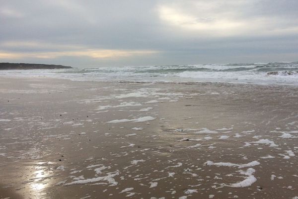 Ciel nuageux et vagues d'automne dans la Manche