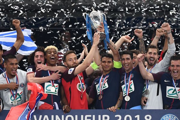 Le capitaine des Herbiers, Sébastien Flochon, porte la coupe de France avec Thiago Silva.