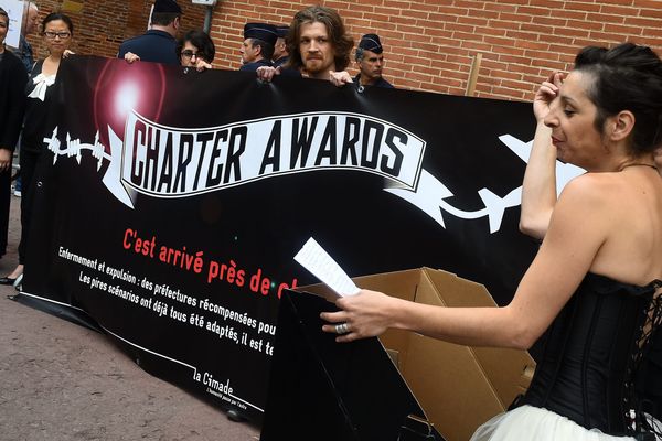 Remise par des militants de la Cimade des prix "charters awards" ce mardi 7 juin 2016