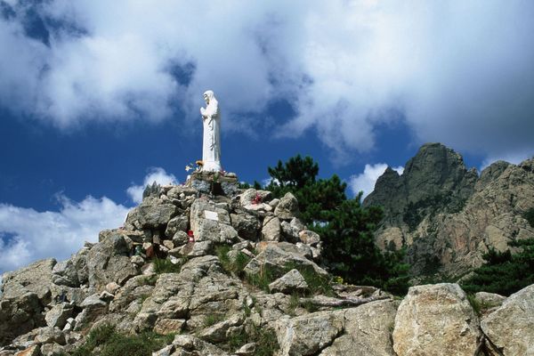 Statue ''Notre Dame des Neiges'' au Col de Bavella.