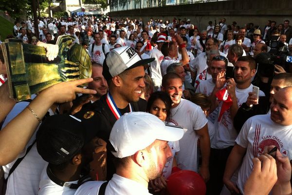 Blake Schilb fête le premier titre chalonnais avec les supporters à Bercy, en 2012.