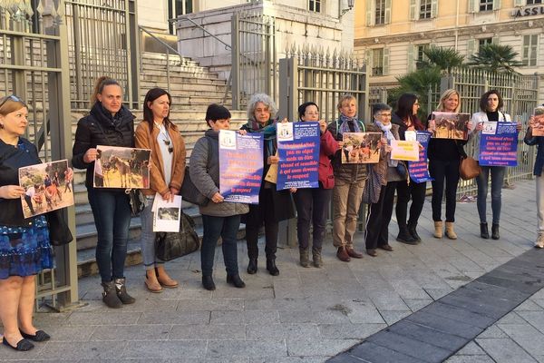 Manifestation devant le palais de justice de Nice jeudi 21 mars pour dénoncer "l'élevage de la honte". 