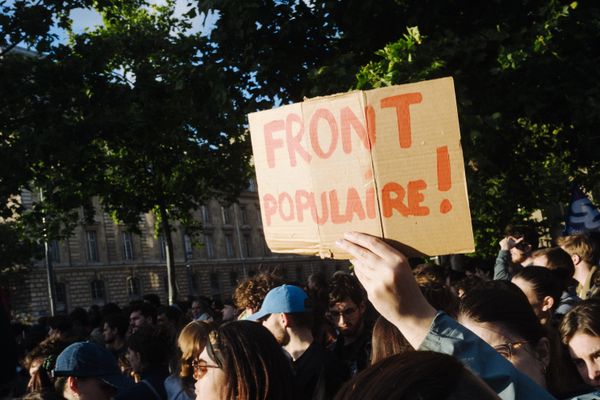 Lundi, plusieurs milliers de personnes se sont rassemblées sur la place de la République pour demander une union des partis de gauche en vue des législatives anticipées, après l'annonce de la dissolution de l'Assemblée nationale.