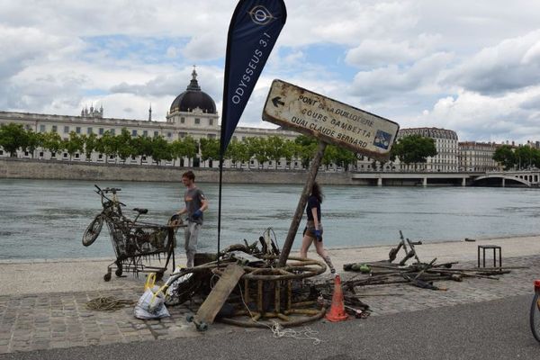 Ces improbables objets jonchaient le fond du fleuve sur sa rive gauche, entre le Pont de la Guillotière et le Pont Wilson à Lyon.