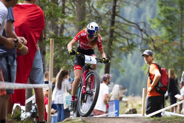 L'autrichienne Laura Stigger remporte la course de cross-country juniors dames des Championnats du Monde de VTT de Lenzerheide le 6 septembre 2018. Isaure Medde de Creuse Oxygène arrive 4e. 