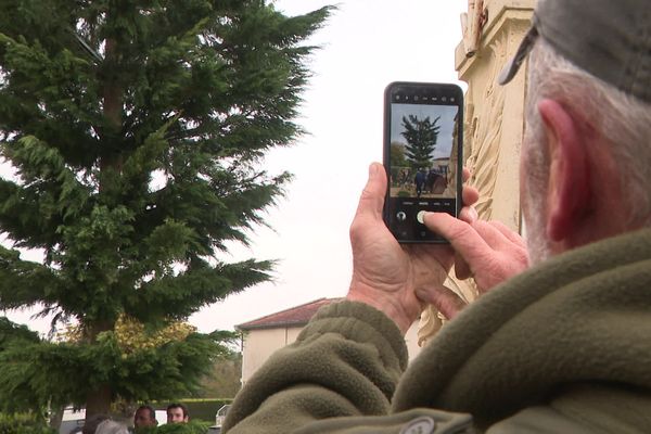 Chaque année, cette commune fait un clin d'œil à sa culture viticole au travers de son sapin de Noël.