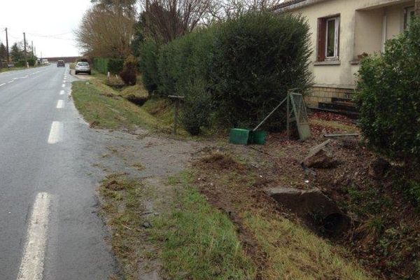 La voiture a percuté la buse en béton 