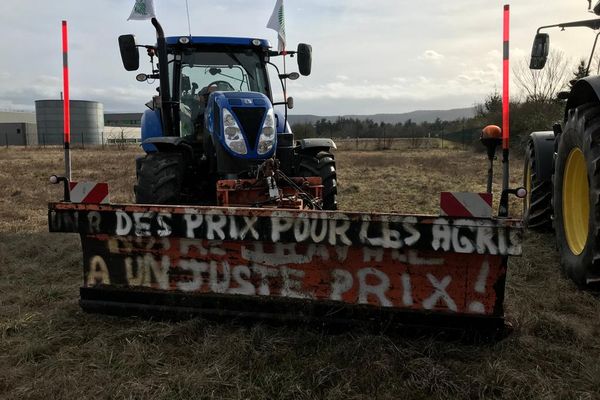 Depuis hier soir, des agriculteurs bloquent l'accès à la centrale d'achat Carrefour de St Vulbas dans l'Ain.