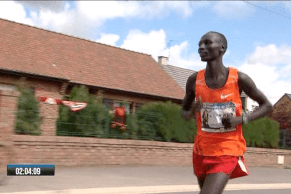 Raymond Kemboi, vient de prendre la tête de la course à quelques minutes de l'arrivée. 