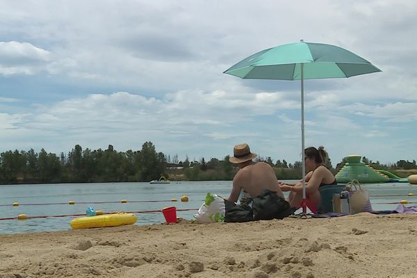 La ville de Vergèze dans le Gard vient d'inaugurer une nouvelle plage aménagée sur un lac artificiel. La concrétisation d'un projet de longue date qui semble séduire les premiers visiteurs.