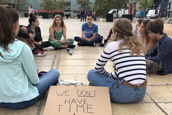 Vendredi 27 septembre, à Clermont-Ferrand, une dizaine de collégiens et de lycéens s’est rassemblée contre le réchauffement climatique. 