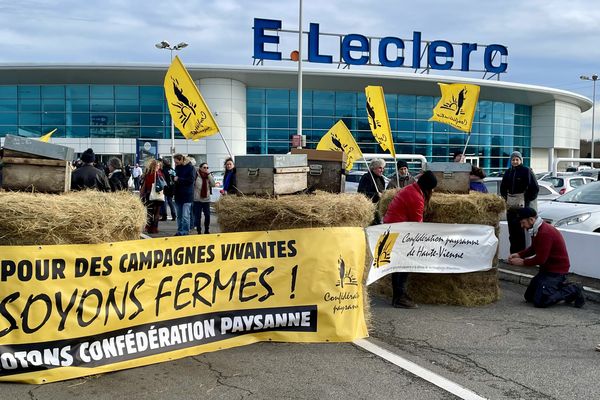 Des bottes de paille déposées par la Confédération Paysanne pour empêcher l'accès au centre Leclerc en zone nord de Limoges