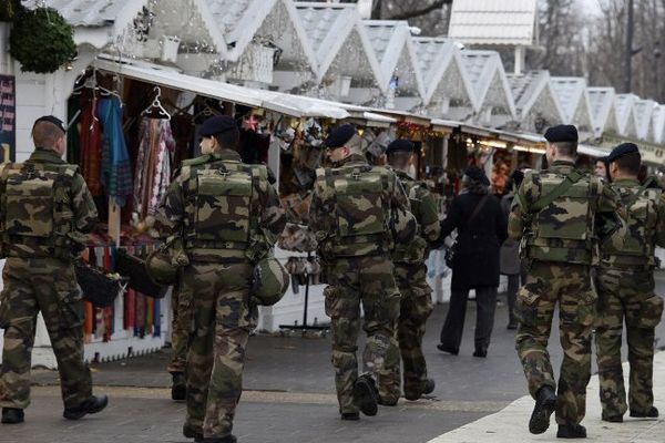 Une patrouille de militaires sur le marché de Noël, à Paris, le 24 décembre 2015.