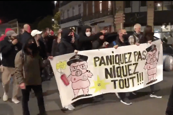 Les manifestants ont défilé en début de soirée dans les rues de Toulouse (Haute-Garonne) contre le reconfinement.