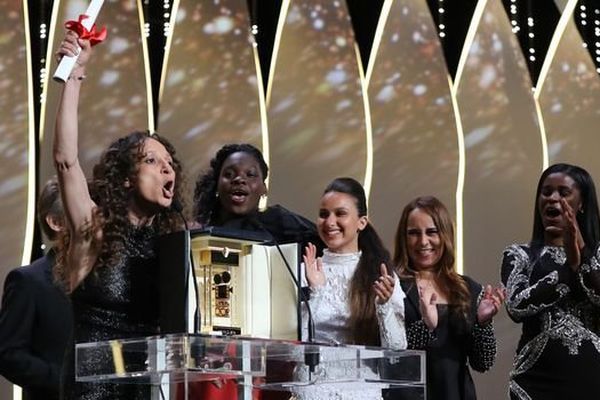 L'équipe du film "Divines", sur la scène du palais des festivals à Cannes, lors de la remise du prix de la Caméra d'or