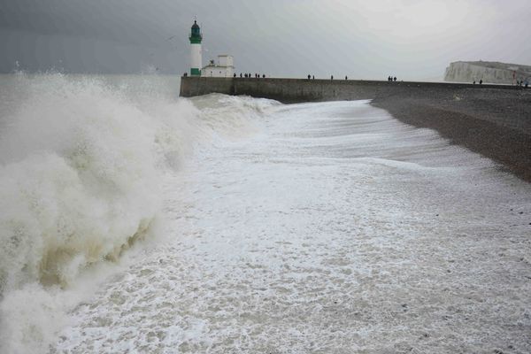 Fortes vagues sur la plage du Tréport (Seine-Maritime). 