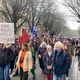 Sur les panneaux, les slogans demandent une égalité des salaires et des emplois.