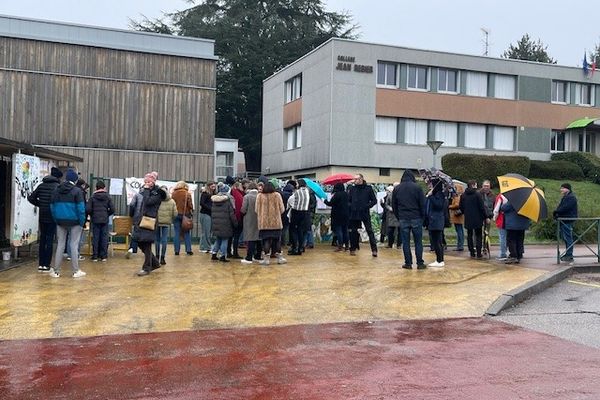 Ce mardi 16 janvier, les représentants du personnel et les parents d'élèves espéraient se faire entendre en se mobilisant.