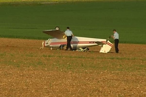 Des enquêteurs de la Brigade de gendarmerie des Transports aériens sur le lieu du crash