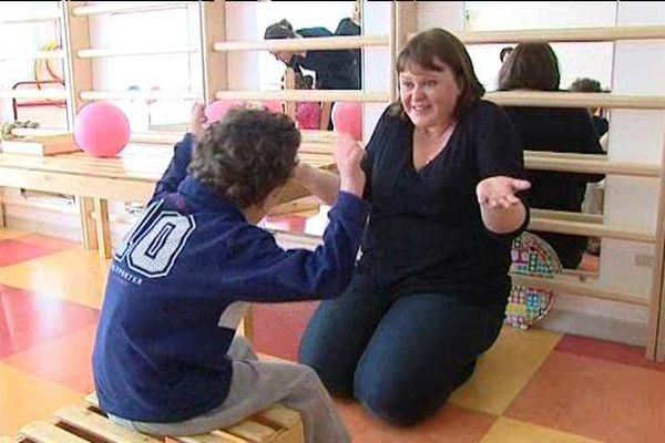 Numa, enfant de 7 ans lourdement handicapé et sa maman, à Clarensac, dans le gard au sein de l'unique centre d'éducation conductive du sud de la France.