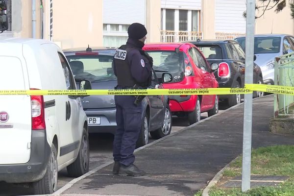 Le RAID est intervenu à 11h25. Trois détonations ont été entendues, le forcené a été extrait de son logement.