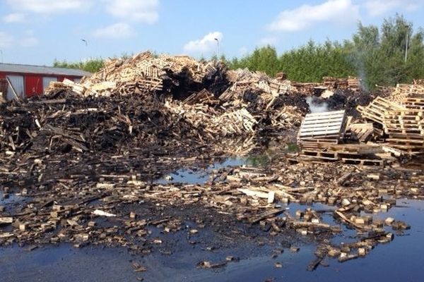 Les sapeurs pompiers ont mis plusieurs heures pour circonscrire l'incendie des palettes de bois