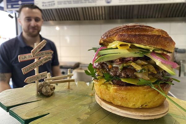 Kevin Muin, le chef du Foodies, et son burger candidat à la Coupe de France du burger 2022