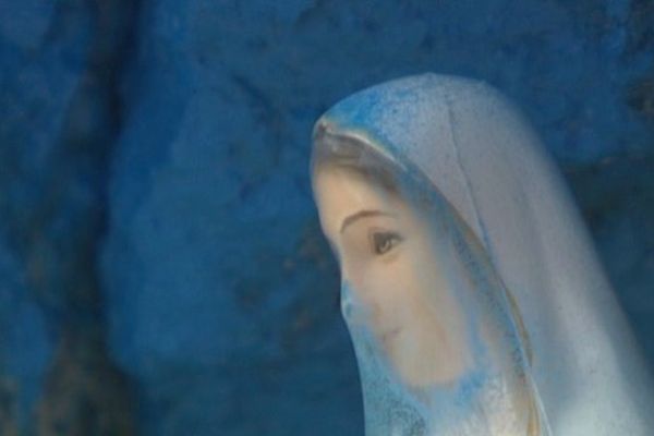 Statuette de la vierge dans un rocher en bordure de route à Ambazac (87)