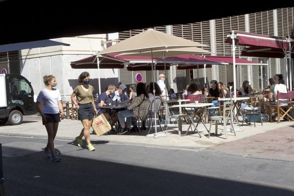 Beaucoup de terrasses de bars et cafés de Montpellier sont pleines.