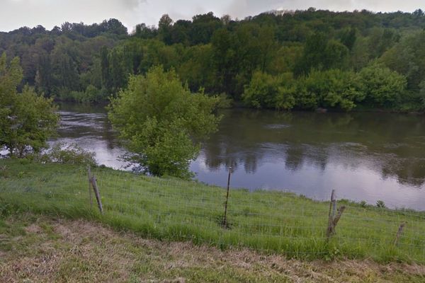 La Dordogne, non loin de l'endroit où s'est produit l'accident.