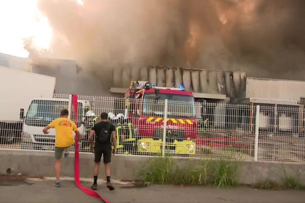 L'intervention des pompiers est en cours.