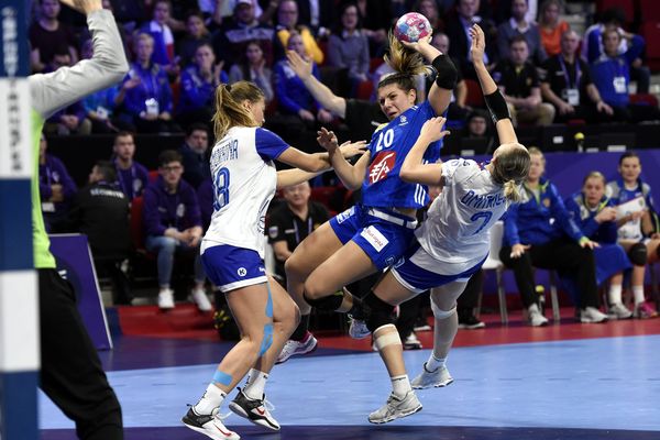 Laura Flippes au tir lors du match préliminaire face à la Russie