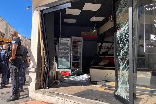 L'entrée de la pizzéria a été emboutie par une voiture.