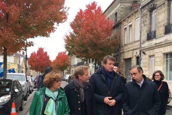 Sylvie Cassou-Schotte, Clément Rossignol-Puech, Yannick Jadot et Pierre Hurmic ce lundi matin dans les rues de Bordeaux