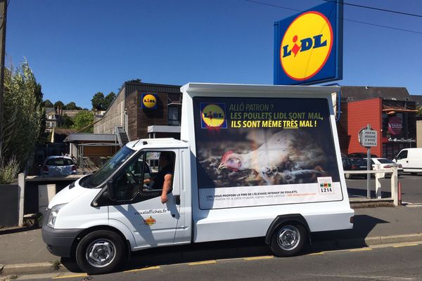 Le camion de L214 fait le tour des magasins Lidl de Caen