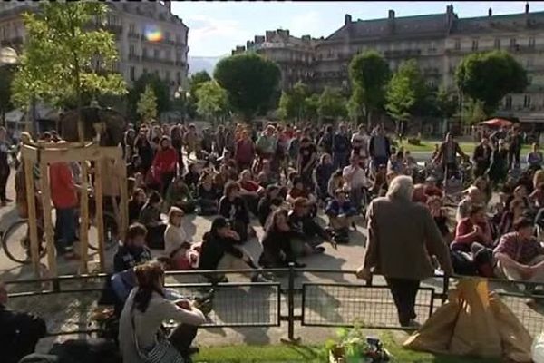 Rassemblement de "Nuit debout" place Victor Hugo à Grenoble 