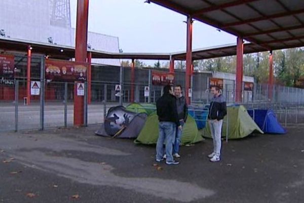 Fans de Johnny Hallyday devant le Zénith de Dijon