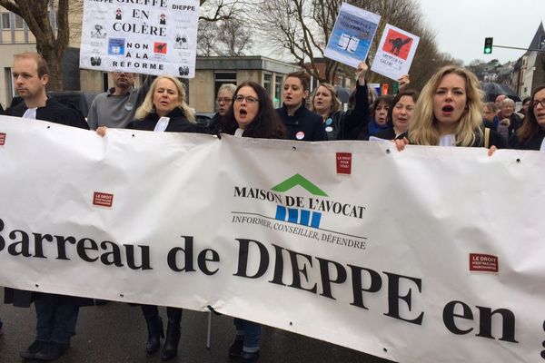 Manifestation des avocats du barreau de Dieppe, vendredi 30 mars.