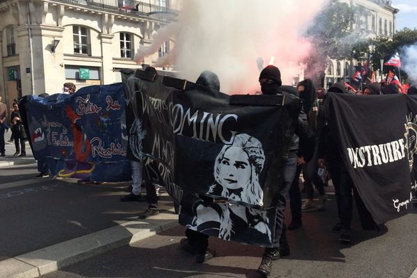 En noir et cagoulés en tête de cortège à la manif du 21 septembre 2017 à Nantes